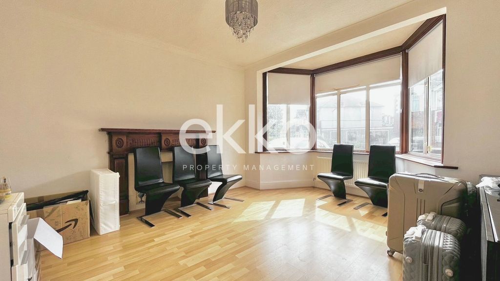 Property photo 3 of 17 Living Room