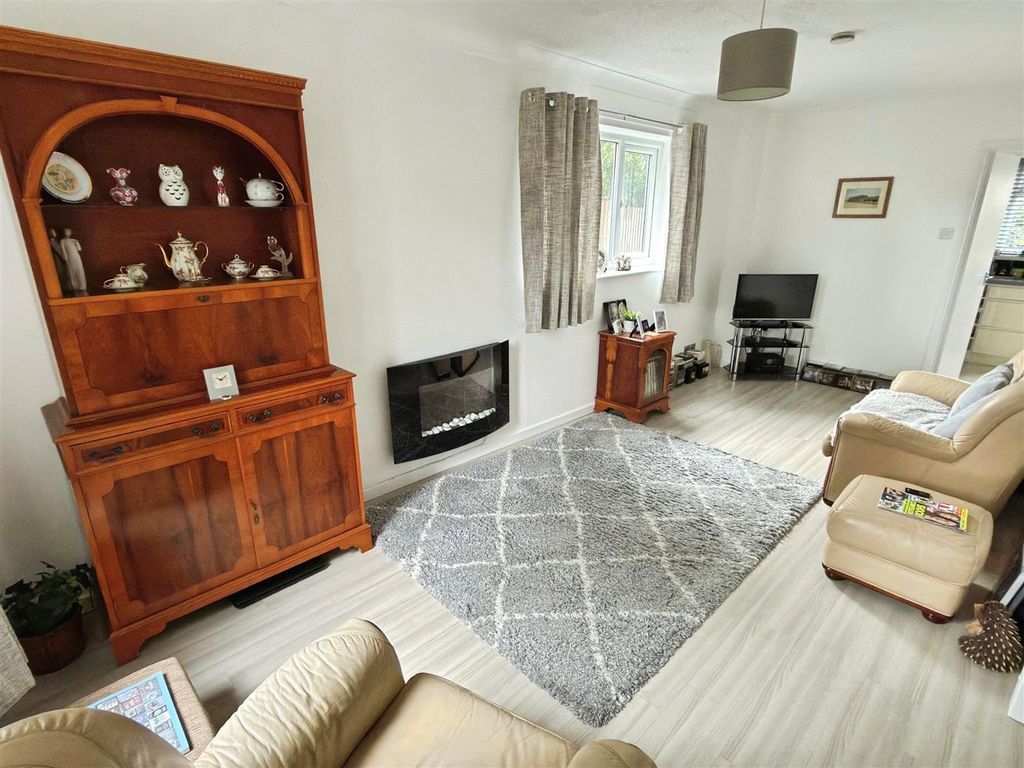 Property photo 2 of 11 Crowhurst Close (11).Jpg