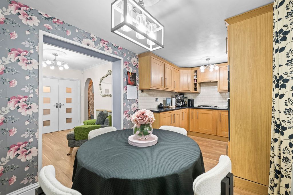 Property photo 3 of 27