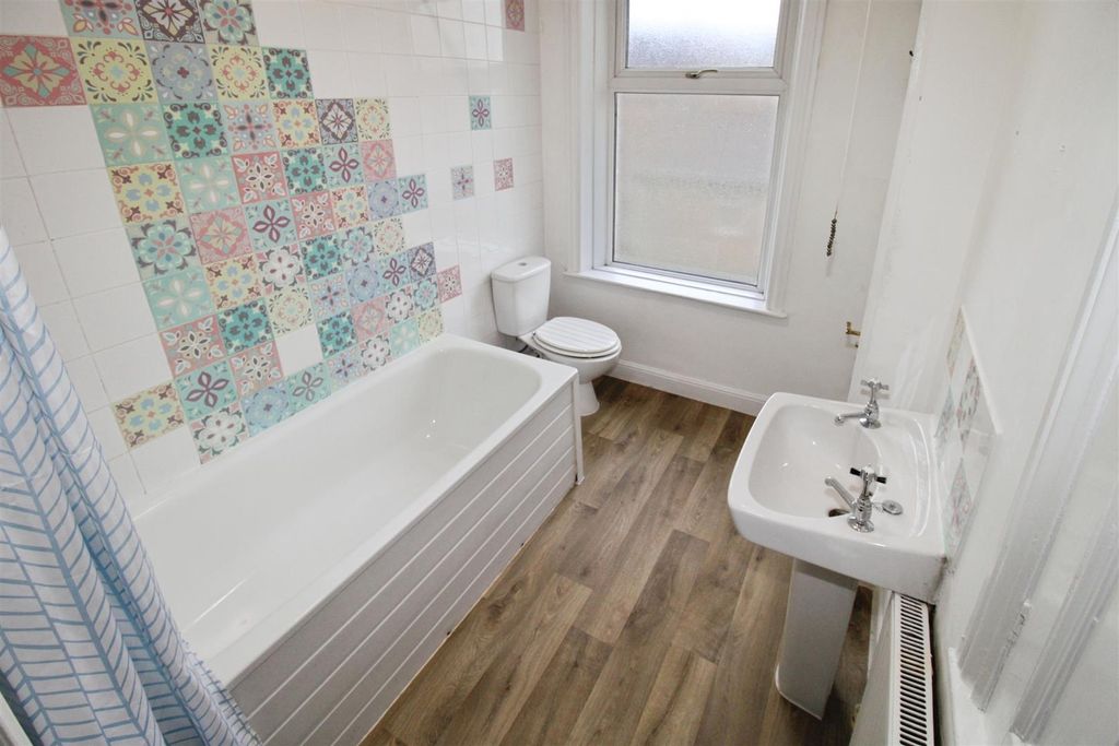 Property photo 3 of 16 Bathroom