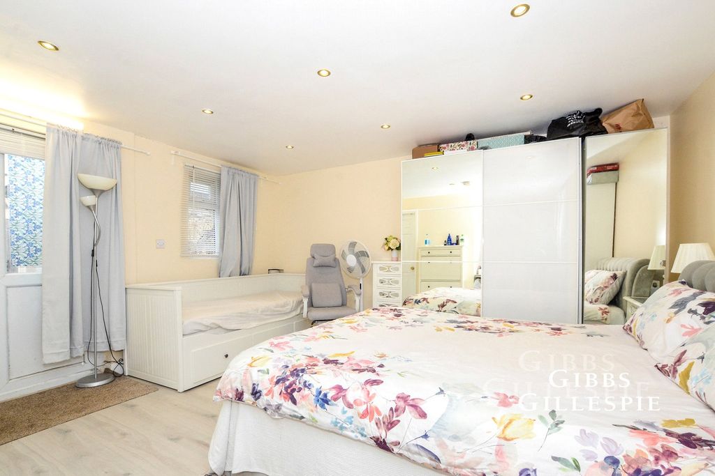 Property photo 3 of 8 Pbox-Img.Jpg