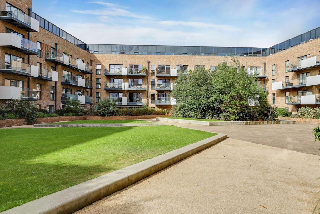 Property photo 2 of 15 15-Cbc0Jhpropworld - Flat 5, 7 Station Approach -