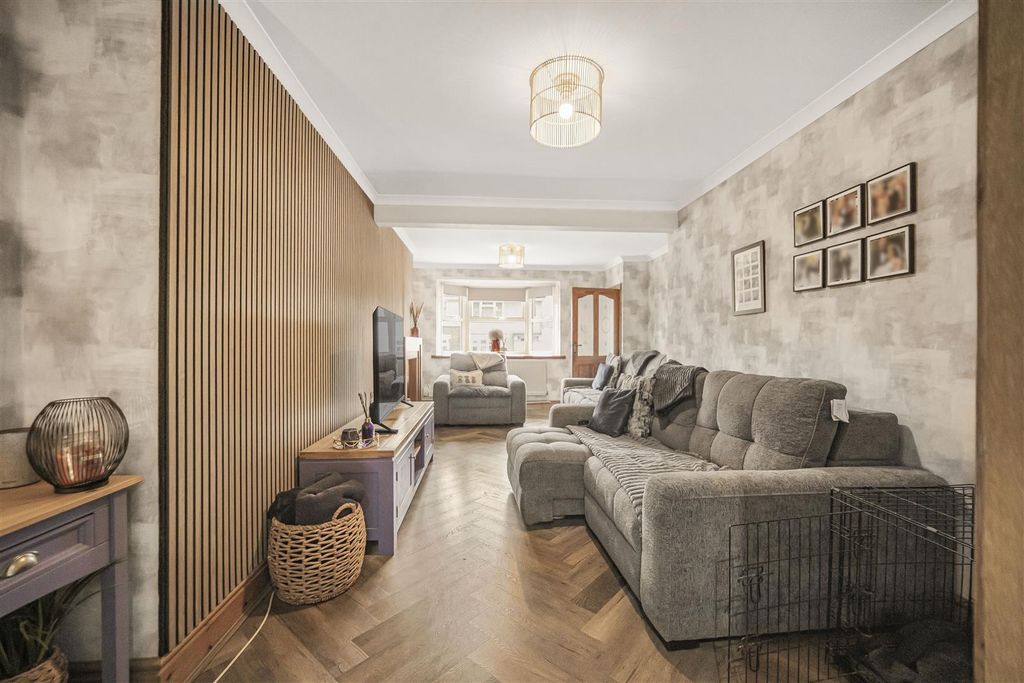 Property photo 2 of 20 Lounge