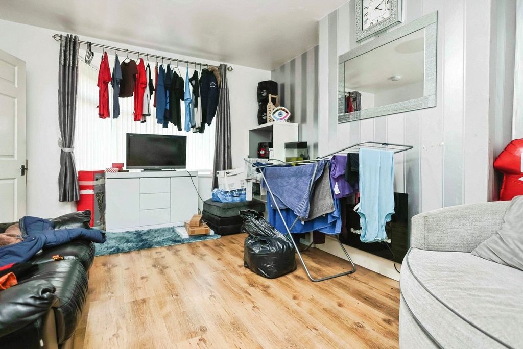 Property photo 3 of 15 Lounge