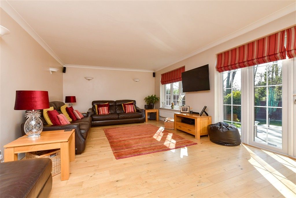Property photo 1 of 19 Lounge