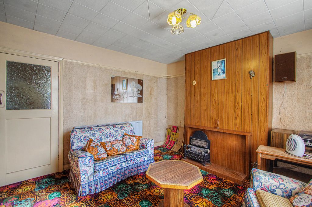 Property photo 2 of 16 6 Grove Gardens, Enfield, En3 5Pg