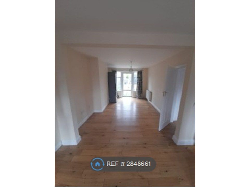 Property photo 2 of 18 Through Lounge