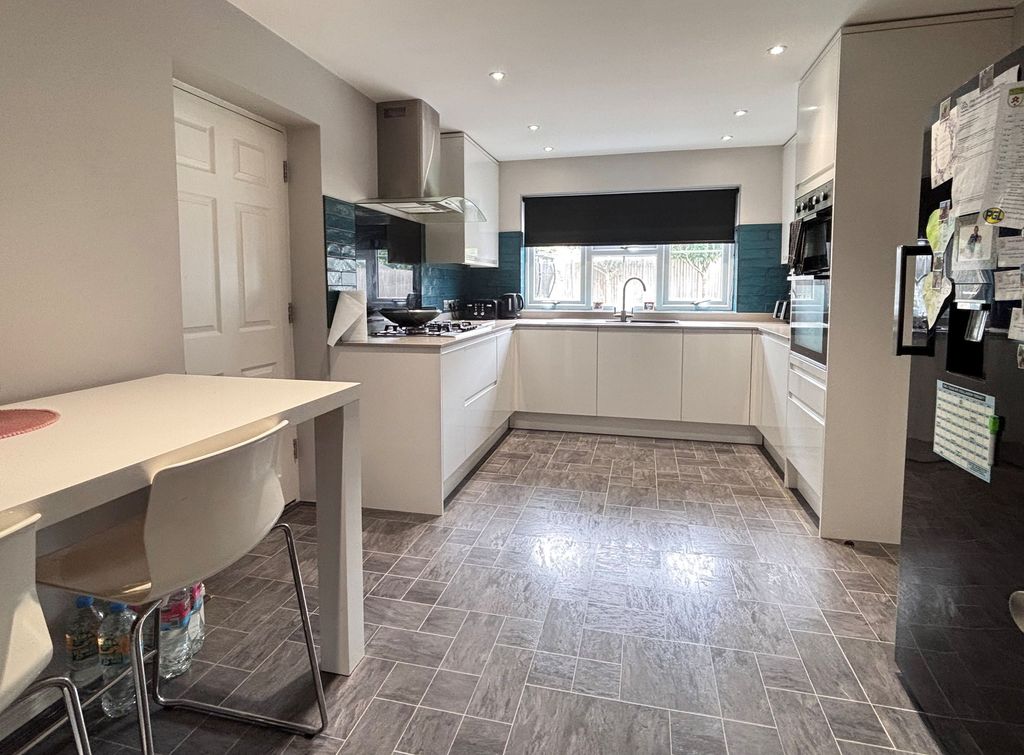 Property photo 3 of 19 Kitchen