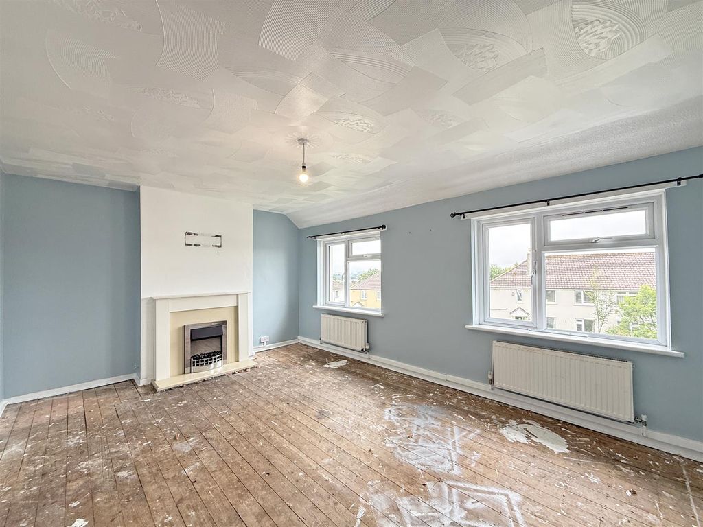 Property photo 2 of 7 Aylesbury Crescent 97 - Lounge.Jpg
