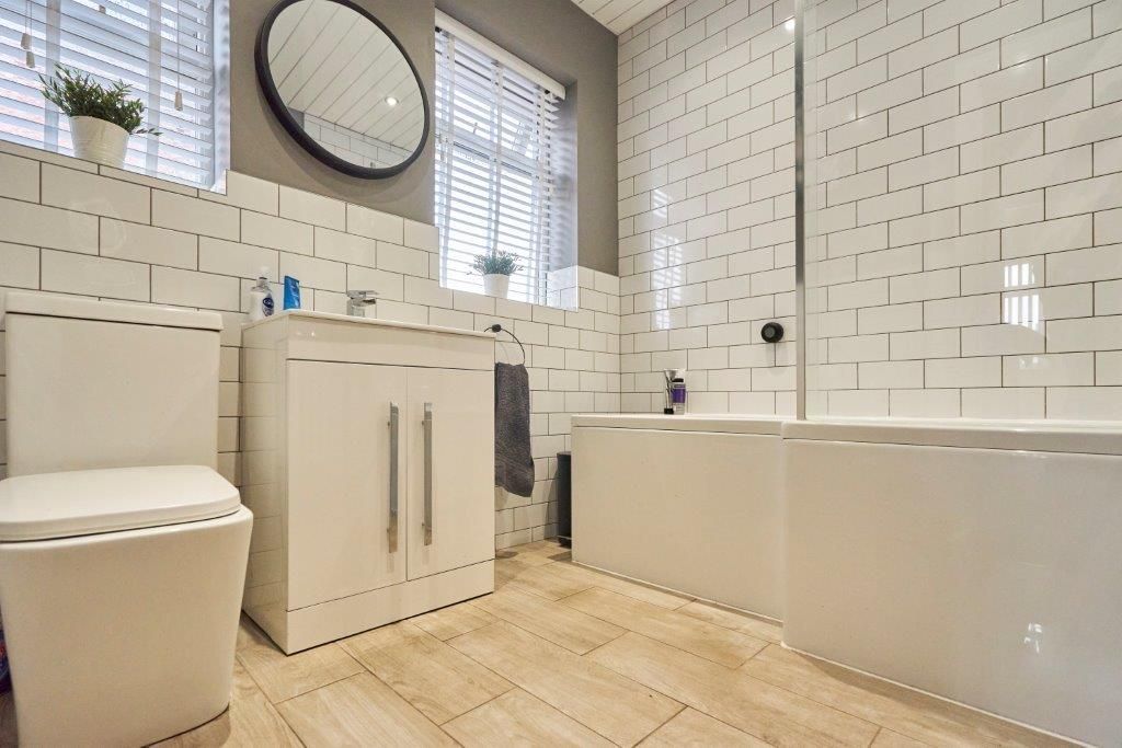 Property photo 3 of 24 Familybathroom-001