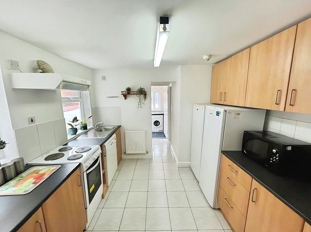 Property photo 3 of 5 Kitchen
