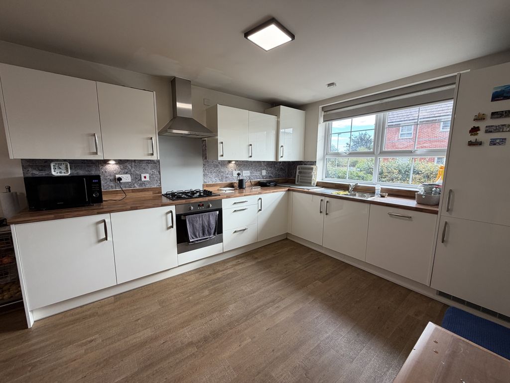 Property photo 2 of 17 Image00015