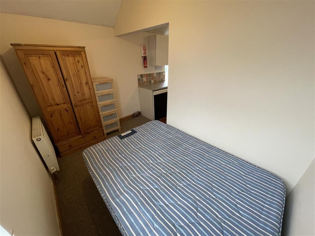 Property photo 2 of 6 Bedroom