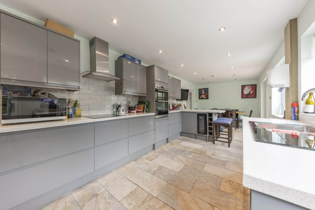 Property photo 2 of 31