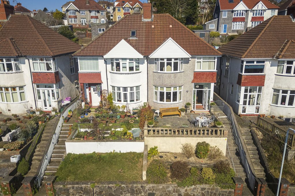 Property photo 2 of 28