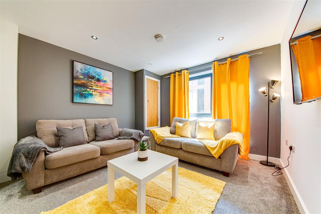 Property photo 3 of 9 Living Area 1.4.Jpg