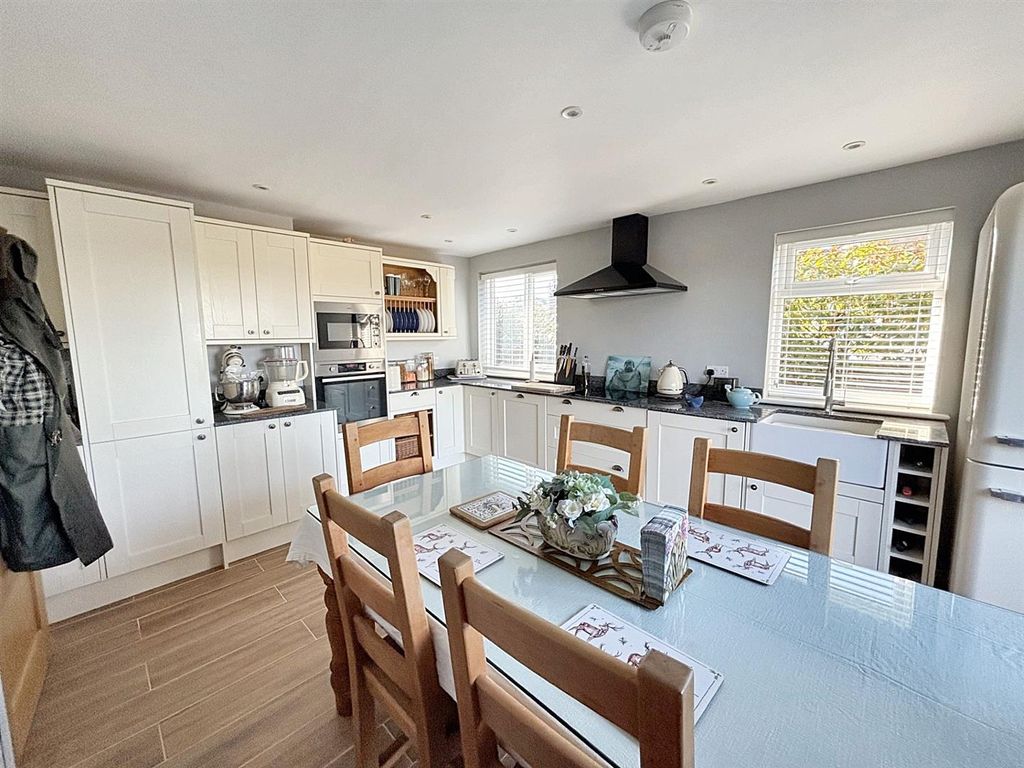 Property photo 3 of 16 Kitchen 3.Jpg