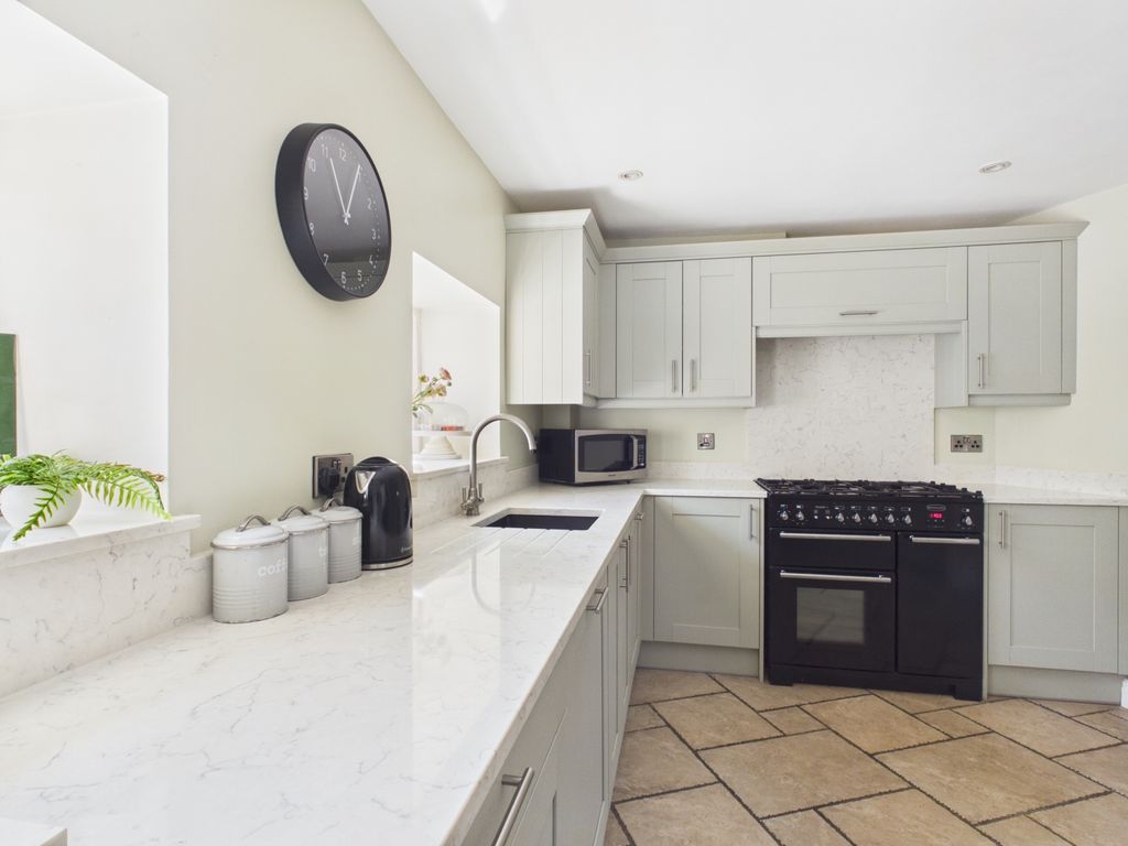 Property photo 3 of 17 Kitchen