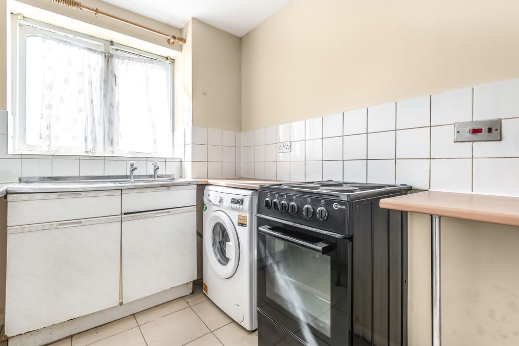 Property photo 2 of 6 Kitchen