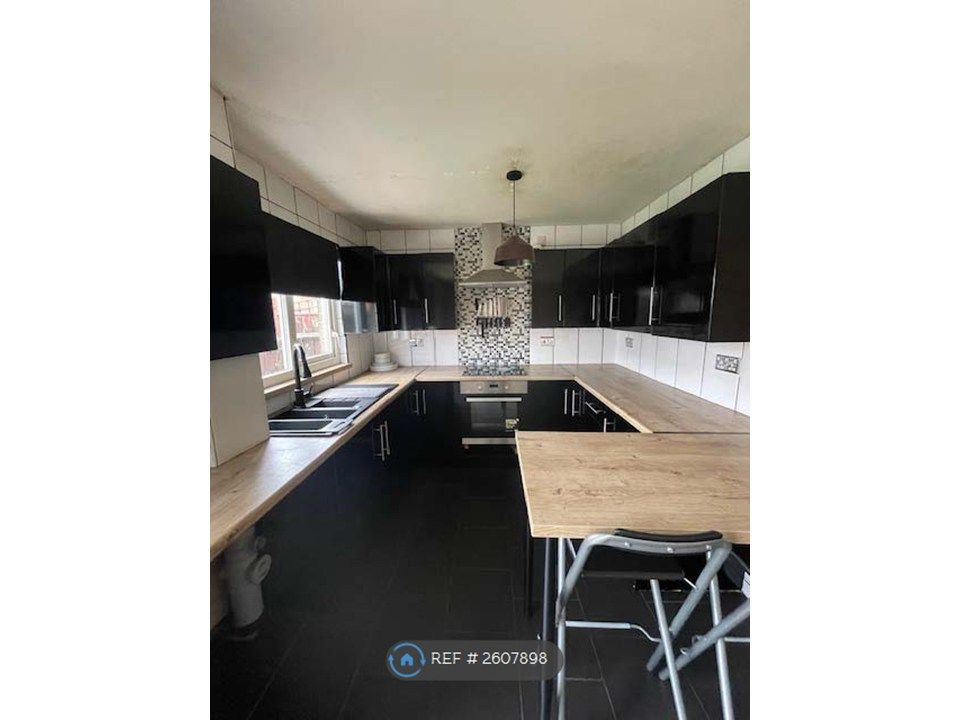 Property photo 3 of 10 Kitchen