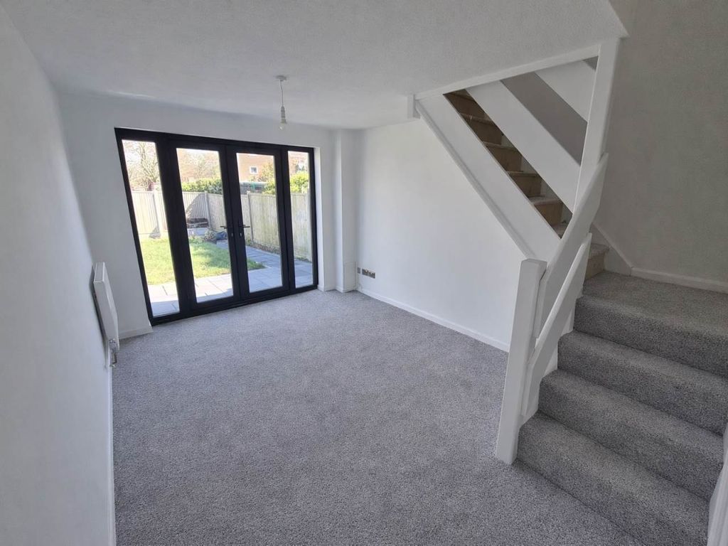 Property photo 2 of 11 Lounge