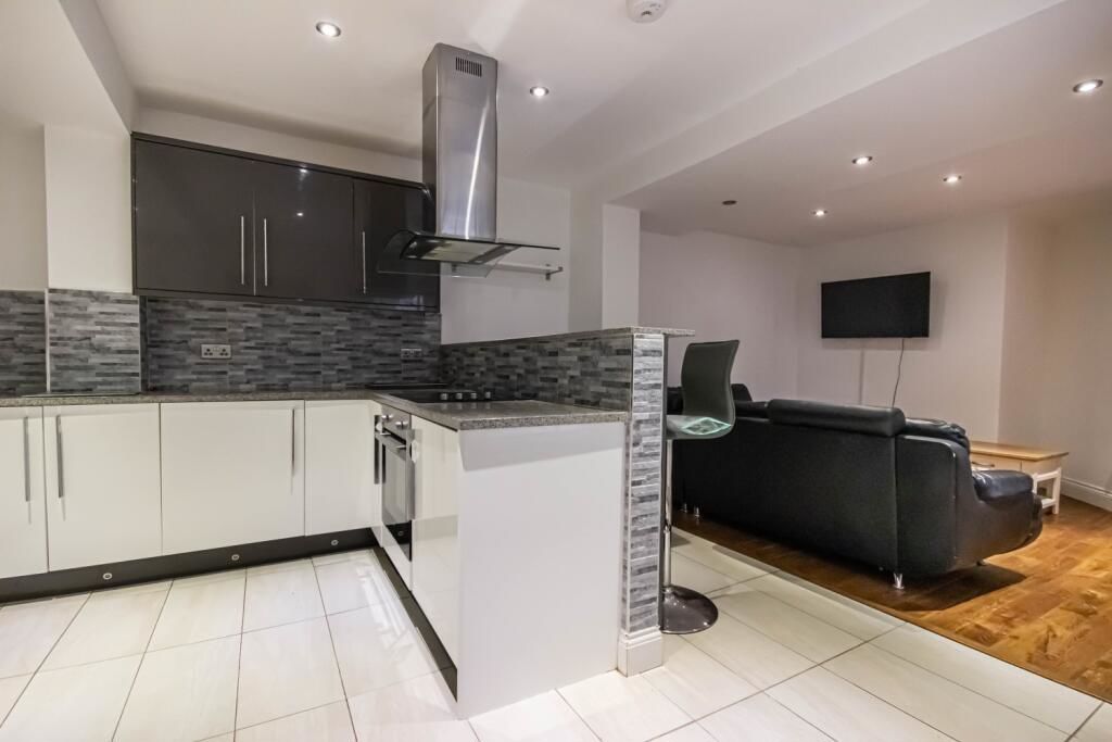 Property photo 1 of 8 Photo 6