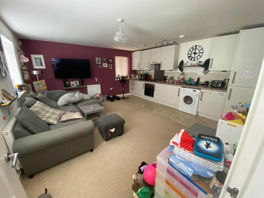 Property photo 1 of 14 Living Room And Kitchen Area - 17 Victoria Gate.Jpg