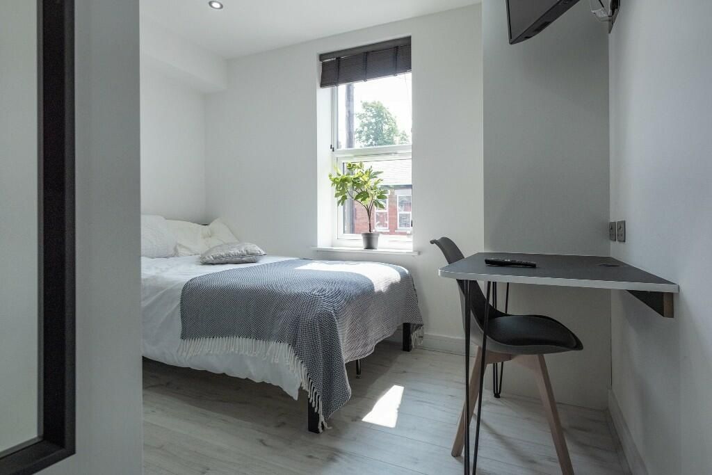 Property photo 3 of 14 Bright And Modern Master Bedroom With A Spacious l...