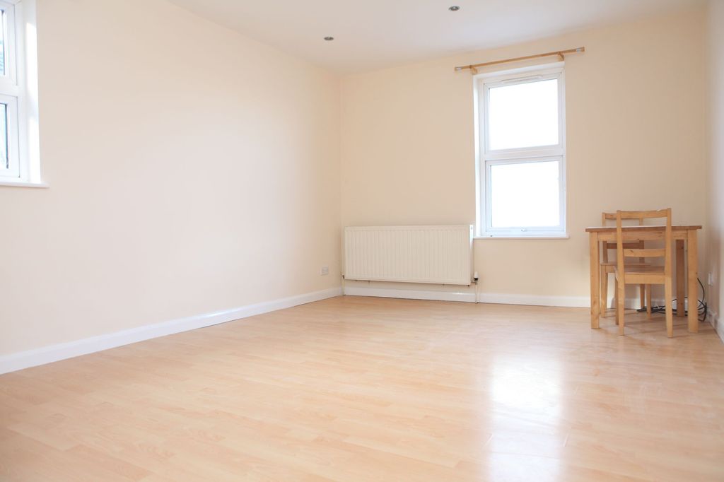 Property photo 1 of 4 Open-Plan Lounge