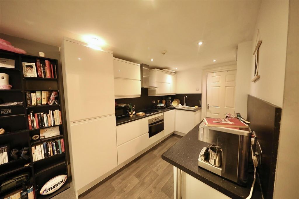 Property photo 3 of 8 Kitchen