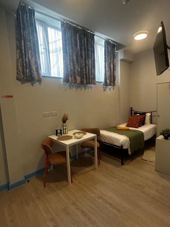 Property photo 1 of 7 Neat, Well-Presented Single Bedroom With A Cosy Si...