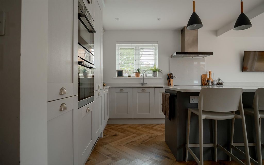 Property photo 3 of 27 The Moors, Redhill