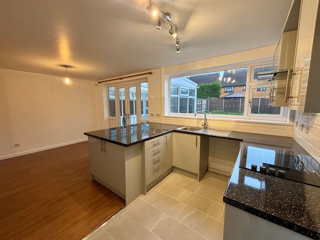 Property photo 3 of 11 Kitchen