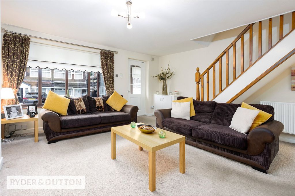 Property photo 3 of 18 Lounge