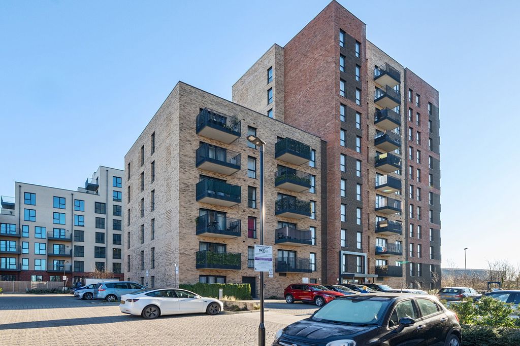 Property photo 1 of 20 1393643-1-695Bb13...