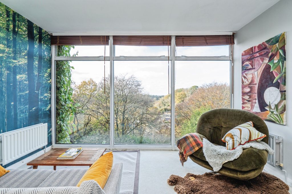 Property photo 3 of 32 Lounge