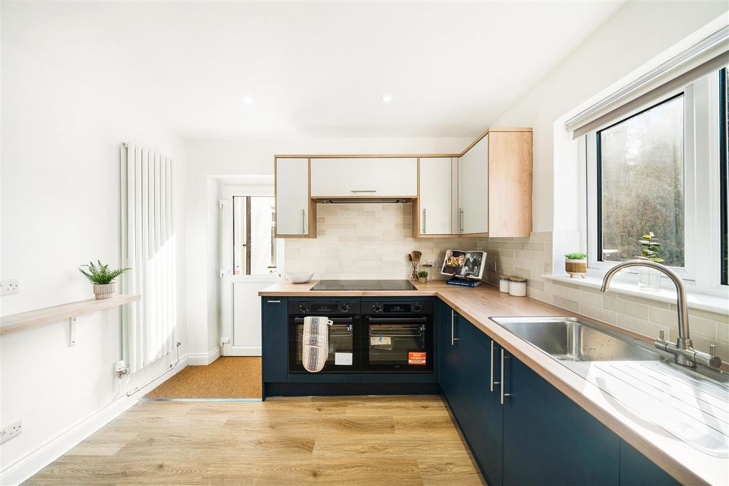 Property photo 2 of 6 Kitchen