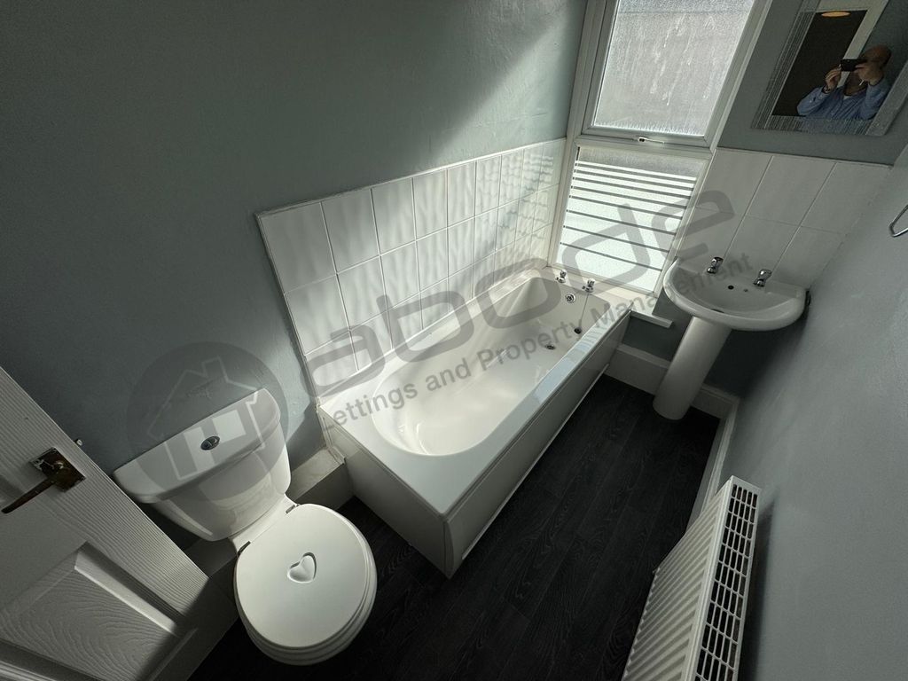 Property photo 2 of 18 Bathroom