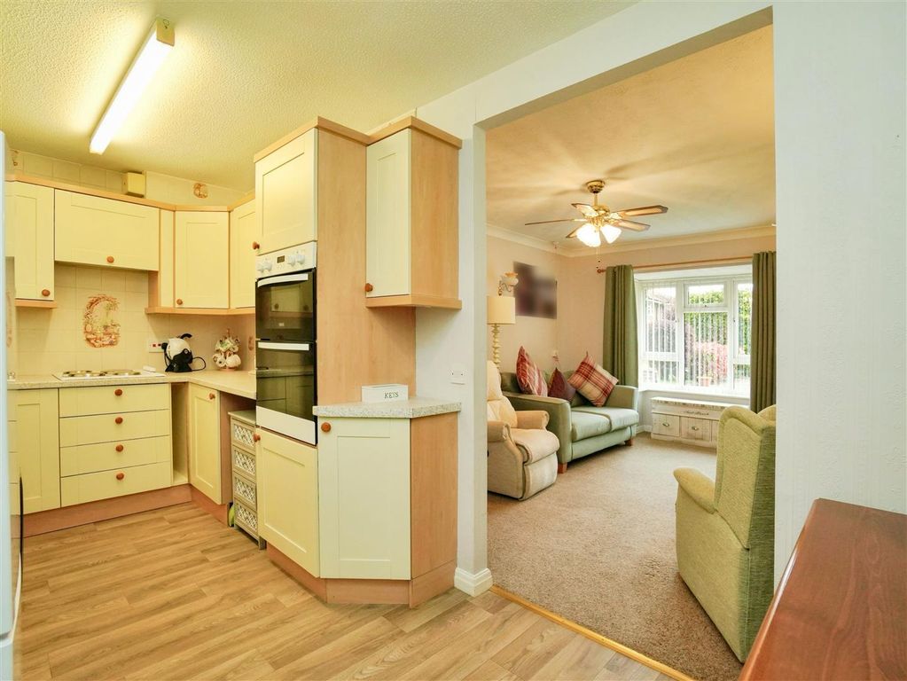 Property photo 3 of 12 Kitchen