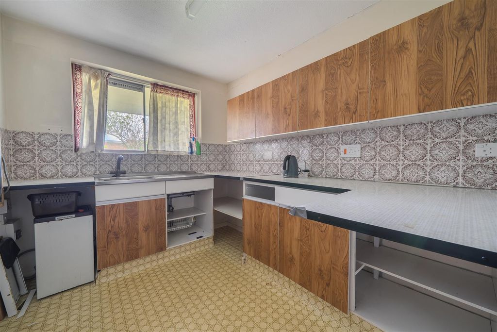 Property photo 3 of 9 Kitchen