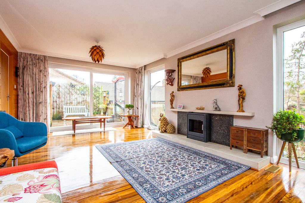 Property photo 3 of 18 Lounge