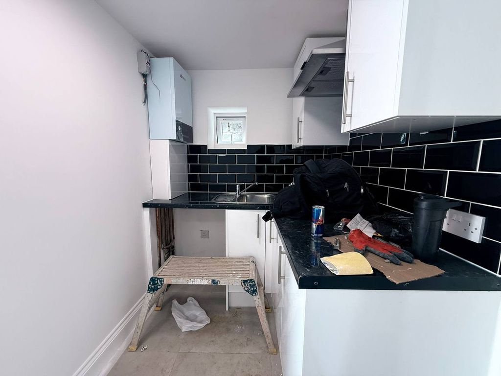 Property photo 1 of 4 Self Contained Studio Flat With Seperate Kitchen - Ilford