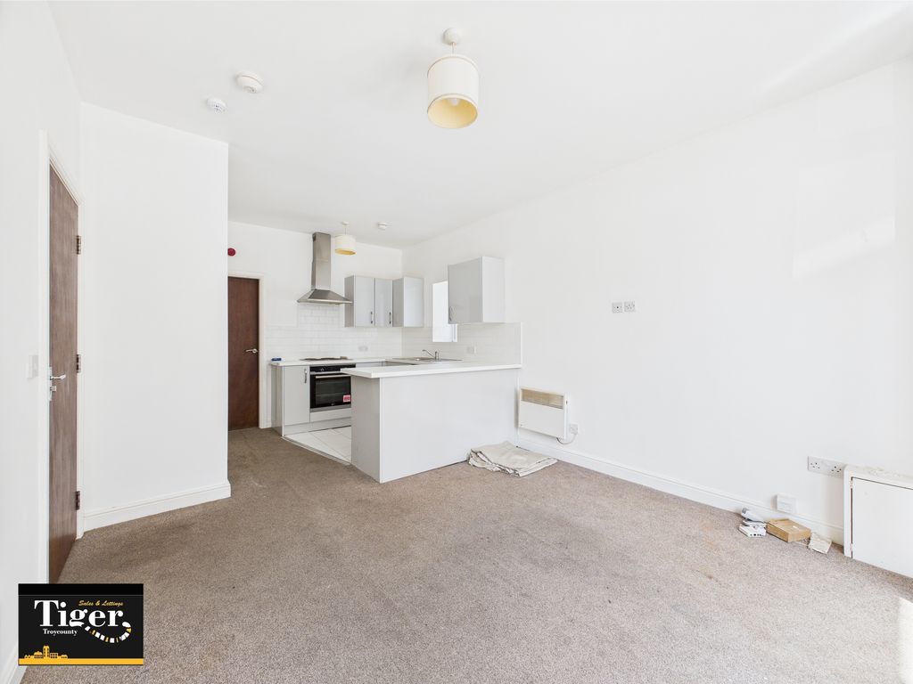 Property photo 3 of 10 Cam03440G0-Pr0327-Still010