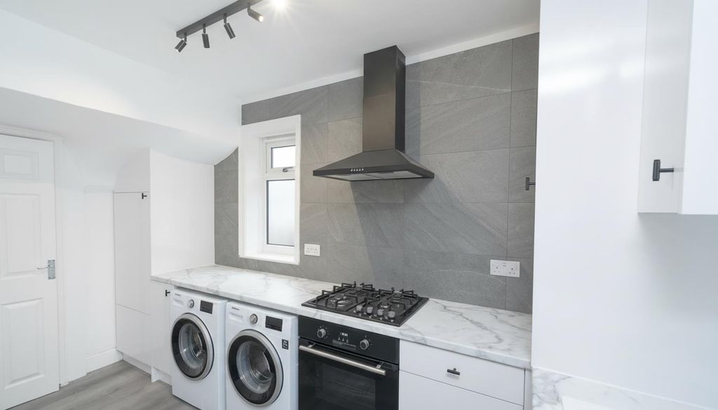 Property photo 3 of 12 Lea Farm Kitchen.Png