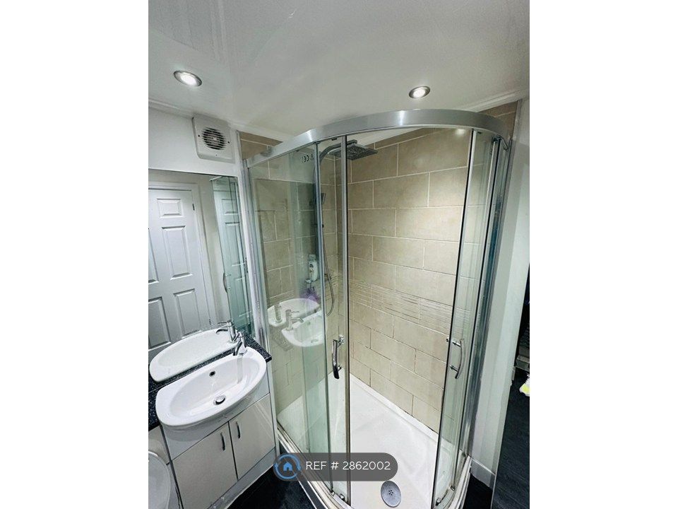 Property photo 3 of 11 Bathroom