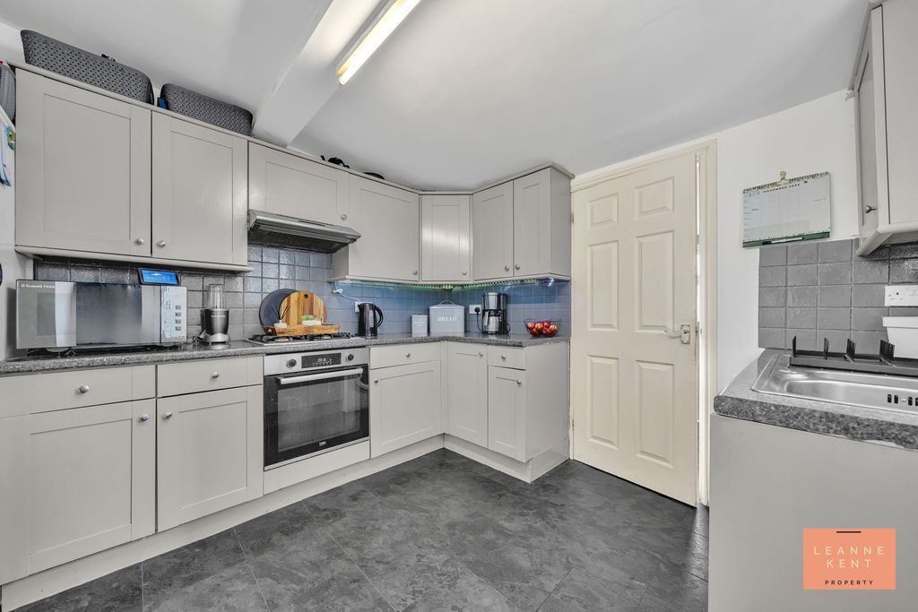 Property photo 3 of 28