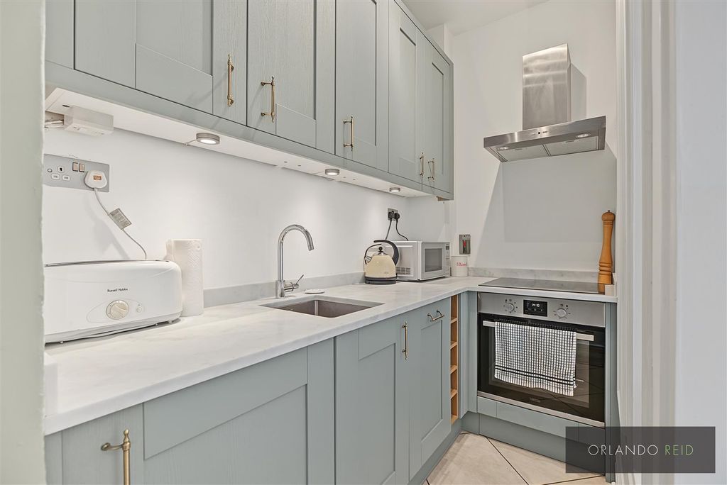 Property photo 2 of 12 Flat C, 198  Broomwood Road Sw11 6Jy-2.Jpg