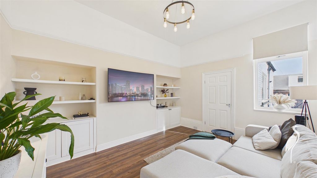 Property photo 2 of 22 Lounge