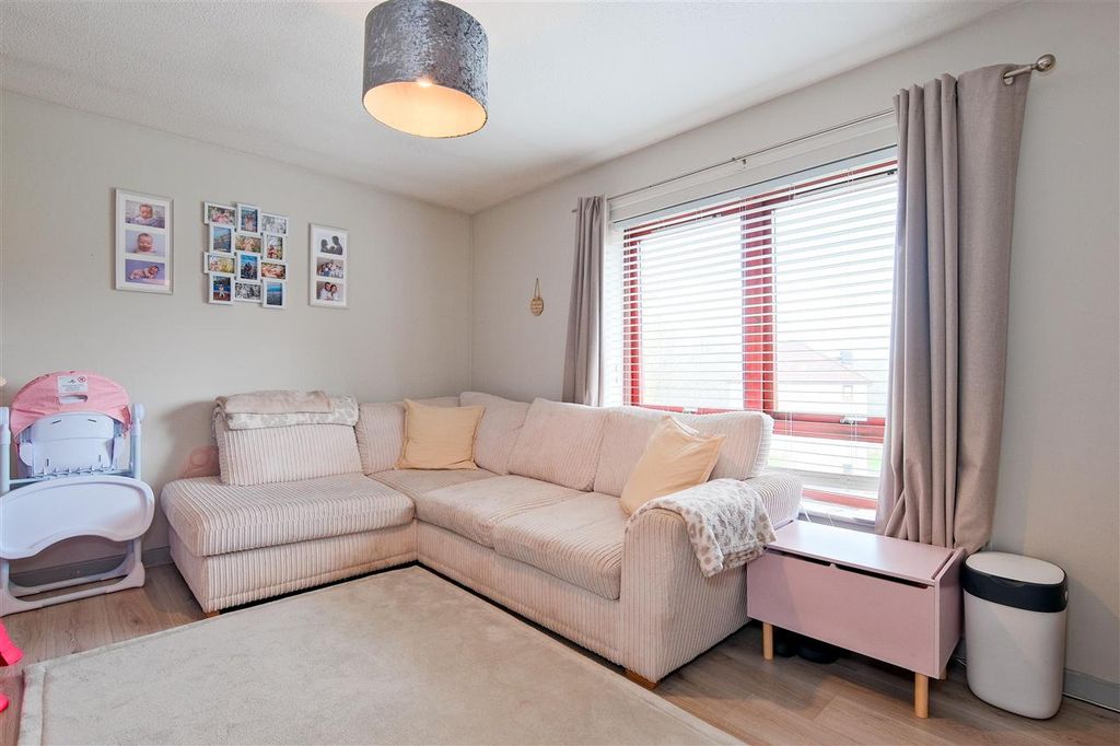 Property photo 2 of 19 Lounge