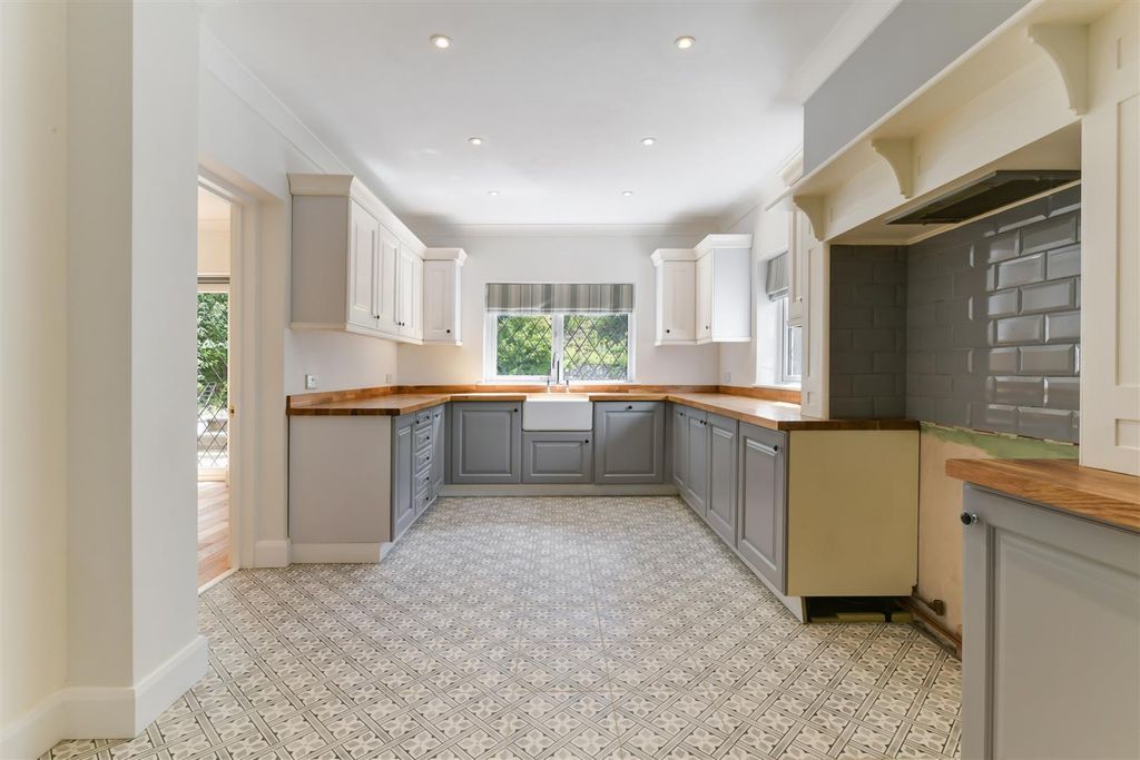 Property photo 3 of 33 Green Linnetts (13).Jpg